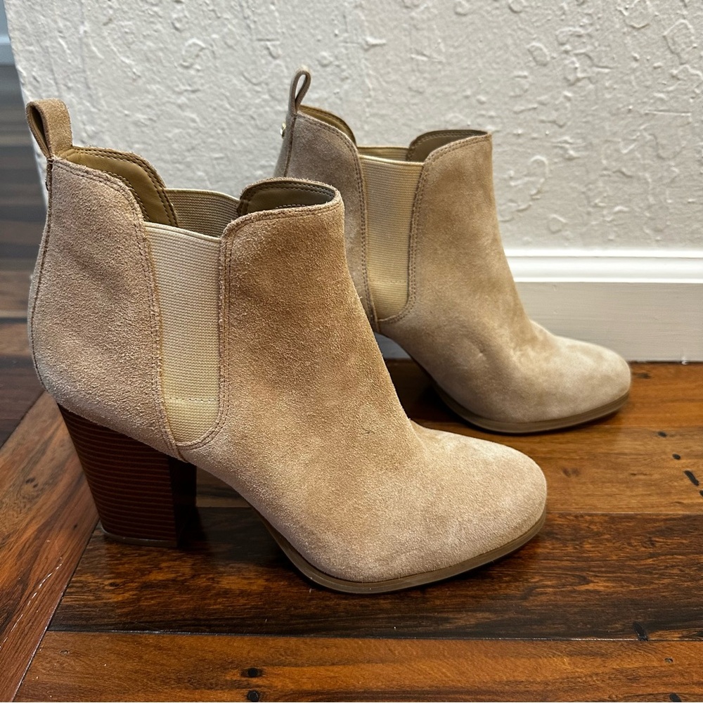 NWOT MICHAEL Michael Kors beige Evaline size 10 booties